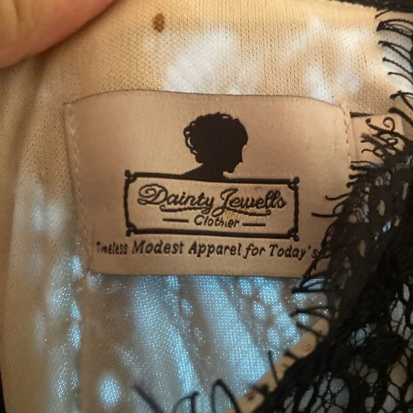 Dainty Jewells Dress / Velvet & Lace - Picture 2 of 5